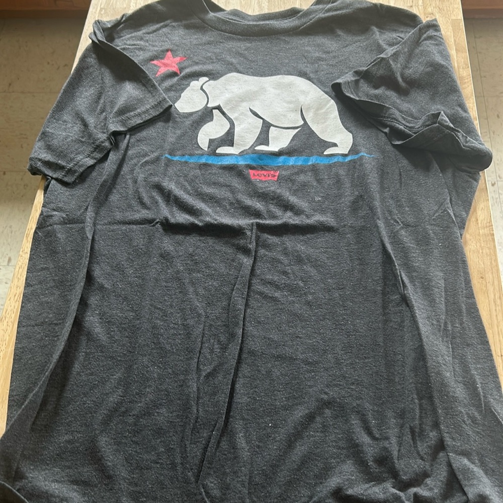 Levi’s bear T